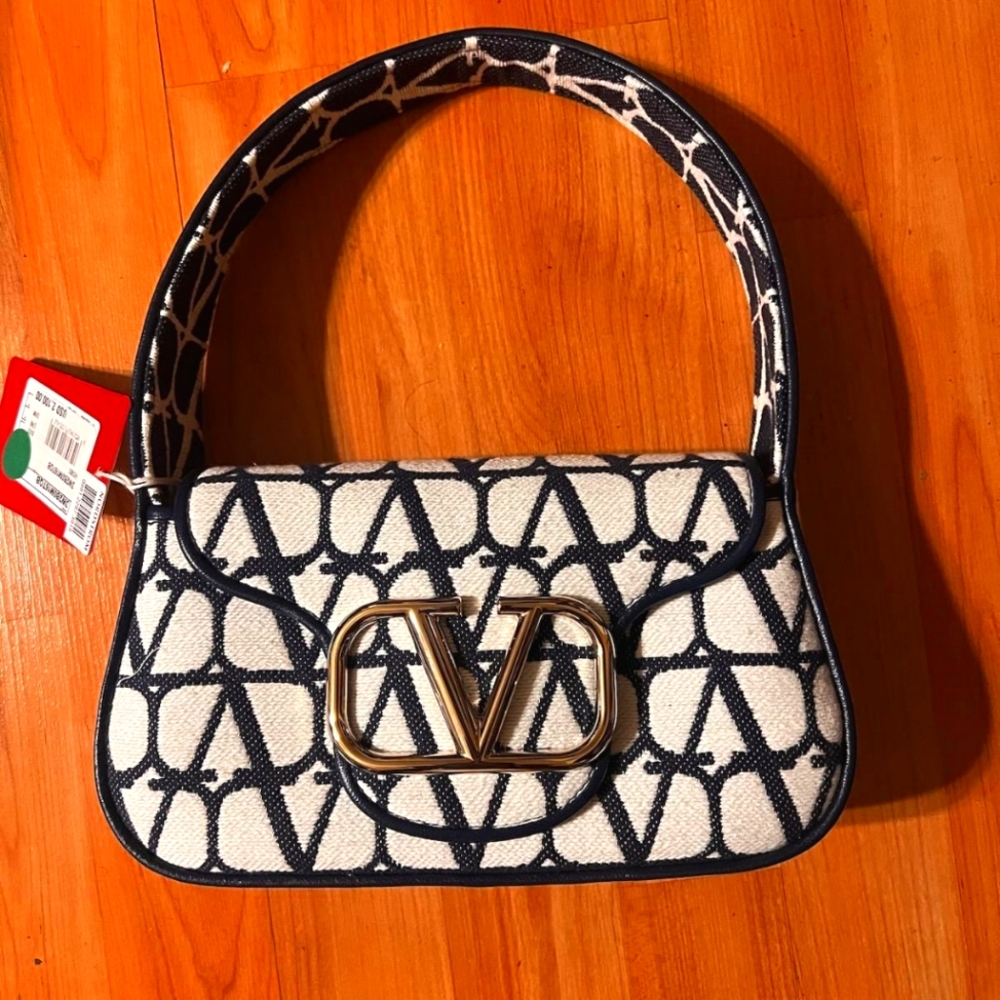 1000% NWT Authentic Valentino Garavani Loco Hobo